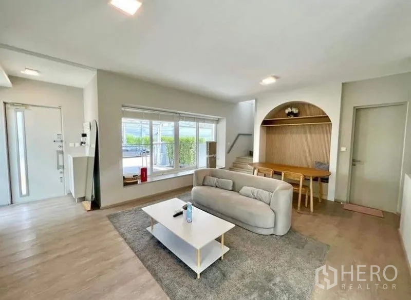 บ้าน ให้เช่า - พื้นที่นั่งเล่นพร้อมหน้าต่างบานกว้าง บันได และที่เก็บของใต้บันได