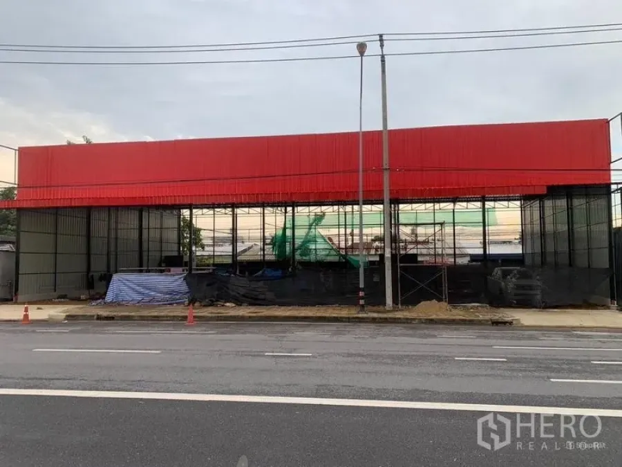 คลังสินค้า ให้เช่าในBueng Kum, Bangkok - ด้านหน้าตัวอาคารโกดังเมทัลชีทสีแดง พื้นที่โล่งภายใน เข้าออกจากถนนได้สะดวก.
