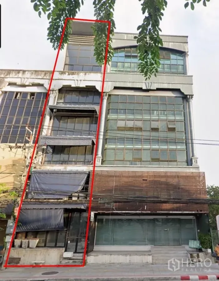 店屋 出租在Bang Na, Bangkok - 5.5层商铺外立面，约6米门面以红线标注，位于邦那商业排屋。