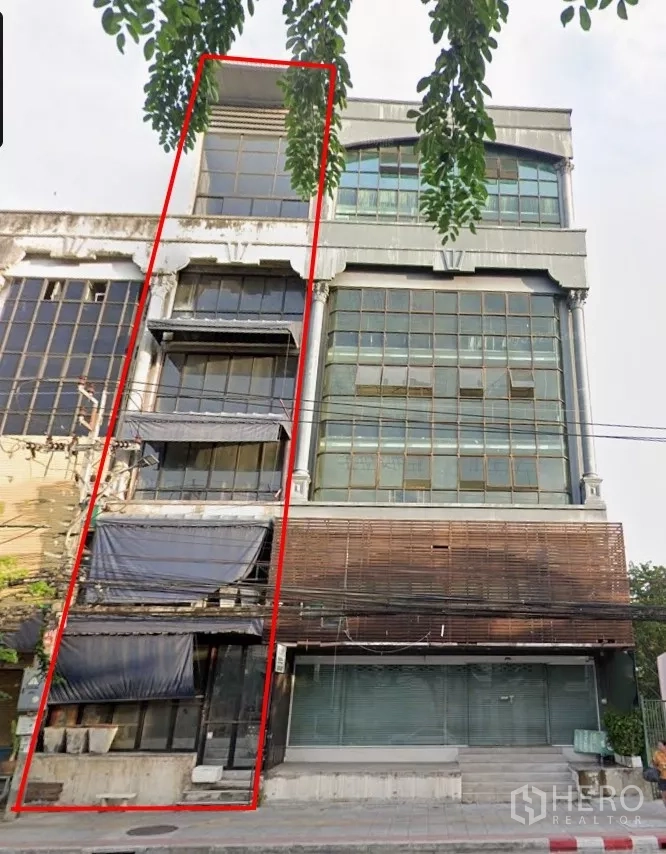 店屋 出租在Bang Na, Bangkok - 5.5层商铺外立面，约6米门面以红线标注，位于邦那商业排屋。