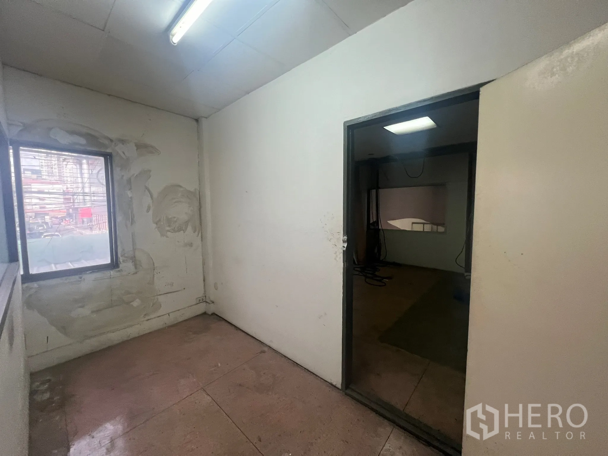 店屋 出租在Watthana, Bangkok - 小型办公室，单窗并与相邻房间相连。