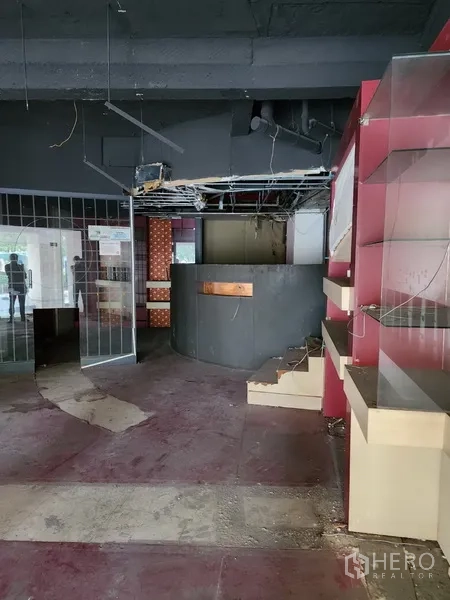 พื้นที่ขายปลีก ให้เช่าในKhlong Toei, Bangkok - ชั้นวางโชว์กระจก เคาน์เตอร์ทรงกลม และสายไฟเพดานภายในร้าน