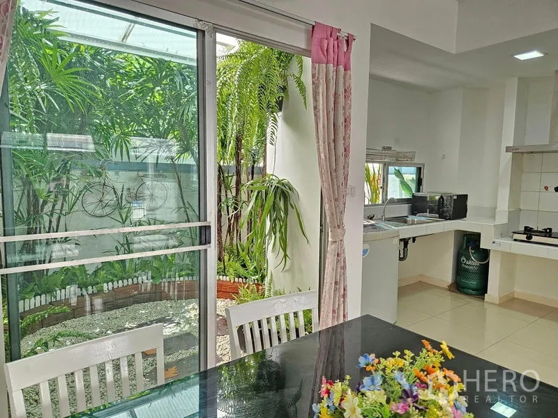 สำนักงานที่บ้าน ให้เช่าหรือขายในSuan Luang, Bangkok - มุมทานอาหารติดประตูกระจก มองเห็นครัวและสวนหลังบ้าน