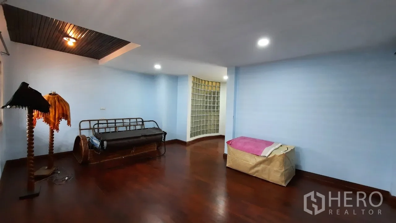 Townhouse for sale in Suan Luang, Bangkok - Oversized room featuring a curved glass-block accent wall