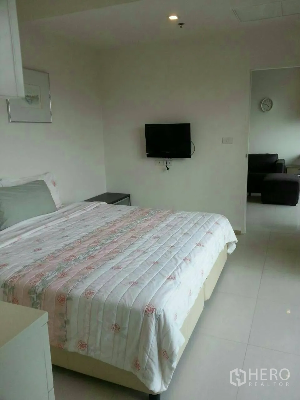 คอนโด ให้เช่าในPhaya Thai, Bangkok - ห้องนอนกว้างพร้อมทีวีติดผนัง โต๊ะข้างเตียง และพื้นกระเบื้องเงา