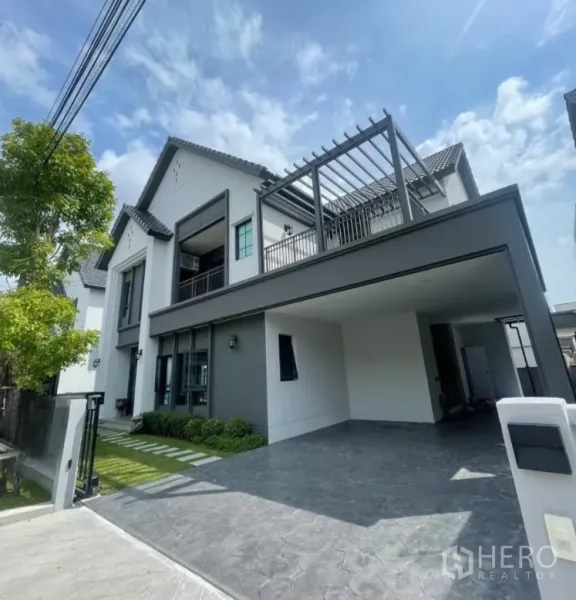 Detached House for rent in Bang Phli, Samut Prakan - Modern two-storey detached house exterior with double carport and landscaped lawn in Bang Phli.