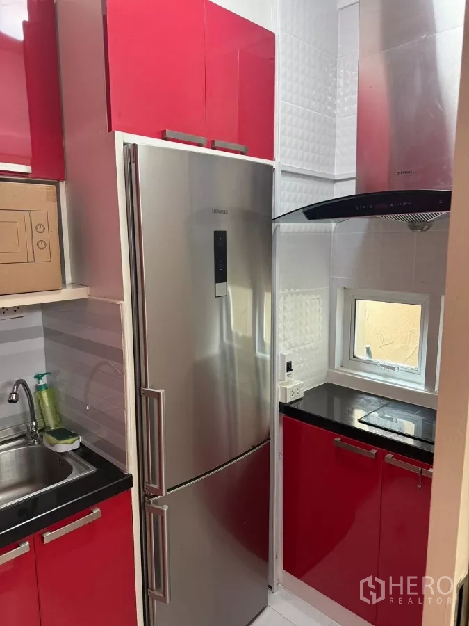 ทาวน์เฮาส์ ให้เช่าในSuan Luang, Bangkok - ครัวขนาดกะทัดรัด ตู้สีแดง ตู้เย็นสแตนเลส เตาและฮูดดูดควัน