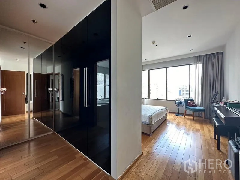 คอนโด ขายในKhlong Toei, Bangkok - โถงห้องนอนใหญ่พร้อมตู้บิวท์อินเงาและพื้นไม้