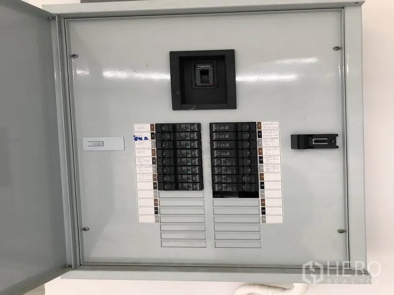 工厂 出租或出售在Bang Bo, Samut Prakan - 工业配电箱，断路器标识清晰。