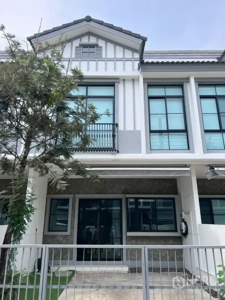 ทาวน์เฮาส์ ให้เช่าในBang Phli, Samut Prakan - ด้านหน้าทาวน์เฮาส์ 2 ชั้นสไตล์โมเดิร์น หน้าต่างบานใหญ่และรั้วหน้าบ้านในบางพลี