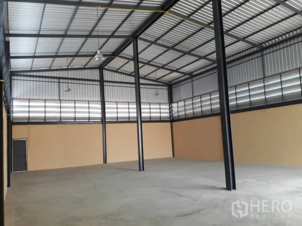 คลังสินค้า ให้เช่าหรือขายในKhlong Toei, Bangkok - โกดังแปลนเปิด มีช่องลมระบายอากาศ โคมไฟแขวน และพื้นที่กว้าง
