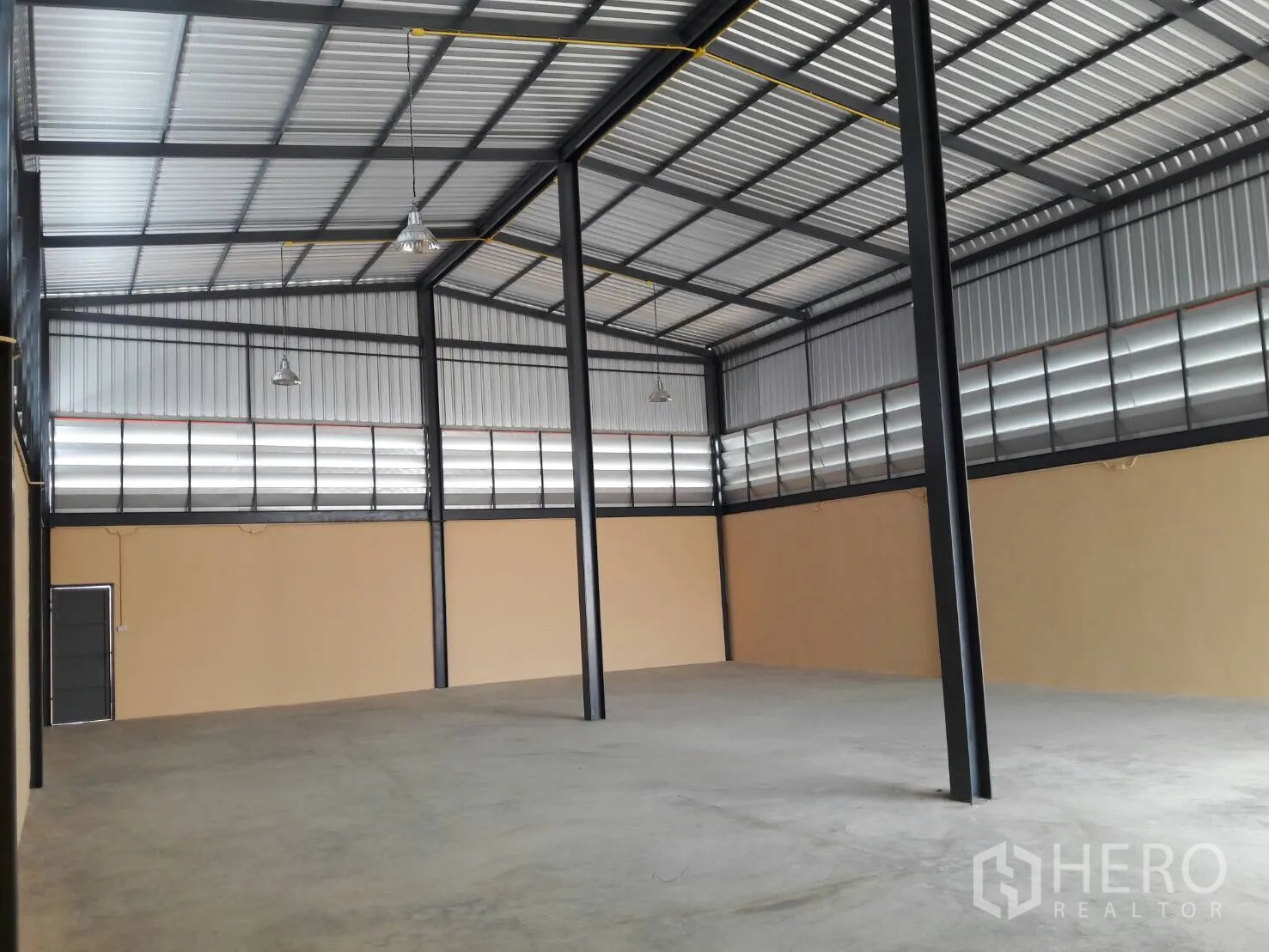 คลังสินค้า ให้เช่าหรือขายในKhlong Toei, Bangkok - โกดังแปลนเปิด มีช่องลมระบายอากาศ โคมไฟแขวน และพื้นที่กว้าง