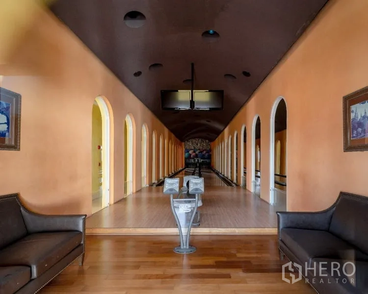 คอนโด ขาย - เลนโบว์ลิงภายในอาคารพร้อมโซฟานั่งรอ