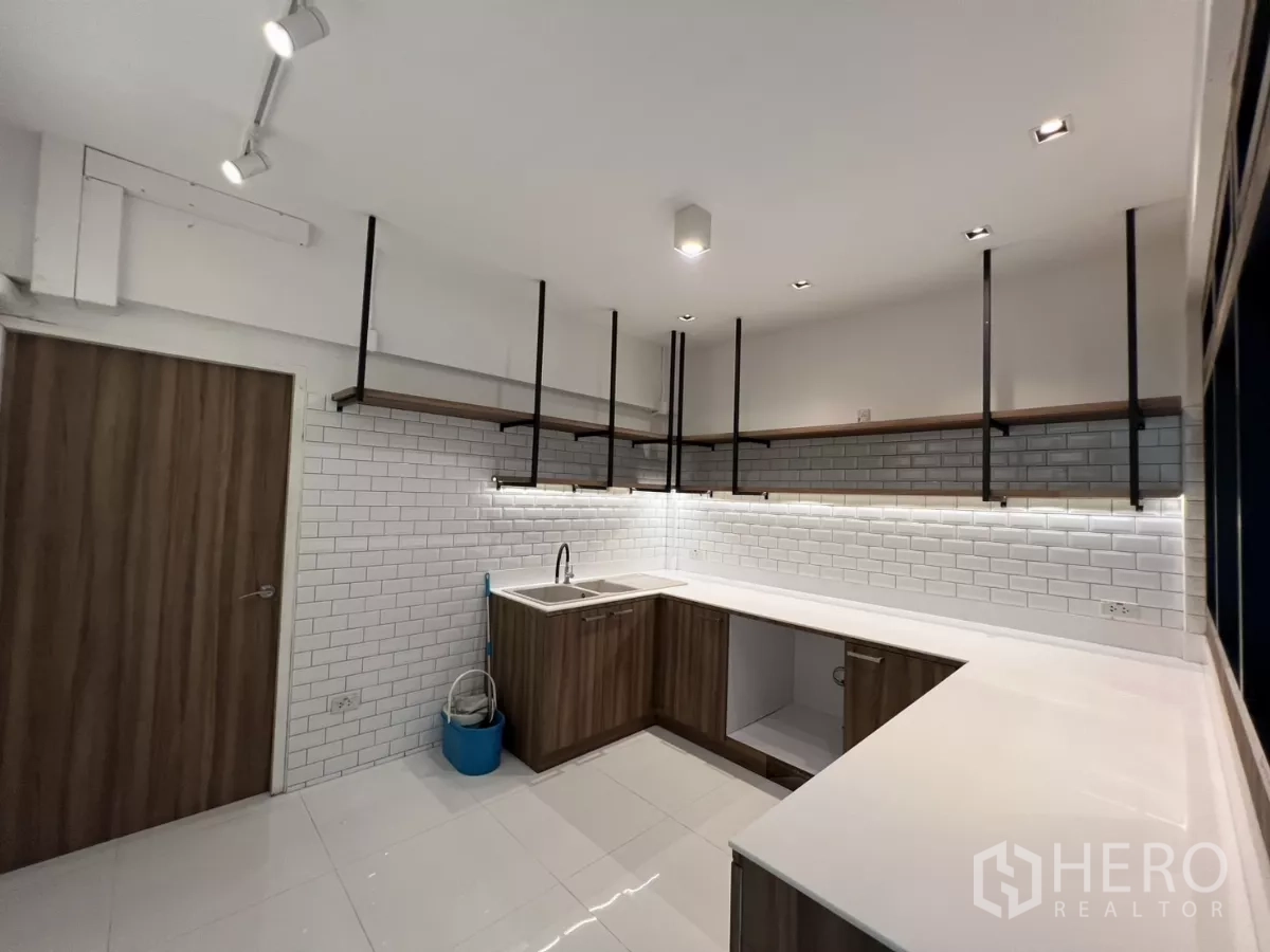 สำนักงานที่บ้าน ให้เช่าหรือขายในPhra Khanong, Bangkok - ครัวยูเชปร่วมสมัย ผนังกระเบื้องซับเวย์สีขาว และตู้ลายไม้