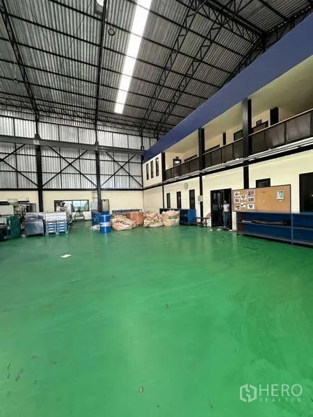 工厂 出售在Si Racha, Chon Buri - 开阔的生产区，夹层办公区、存储区与货架一体。