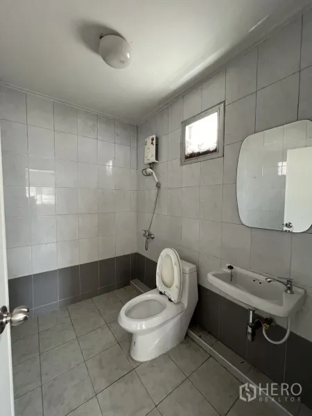 ทาวน์เฮาส์ ให้เช่าในKhlong Toei, Bangkok - ห้องน้ำกระเบื้องเรียบ มีโถสุขภัณฑ์ อ่างล้างหน้า และฝักบัวใต้ช่องแสง