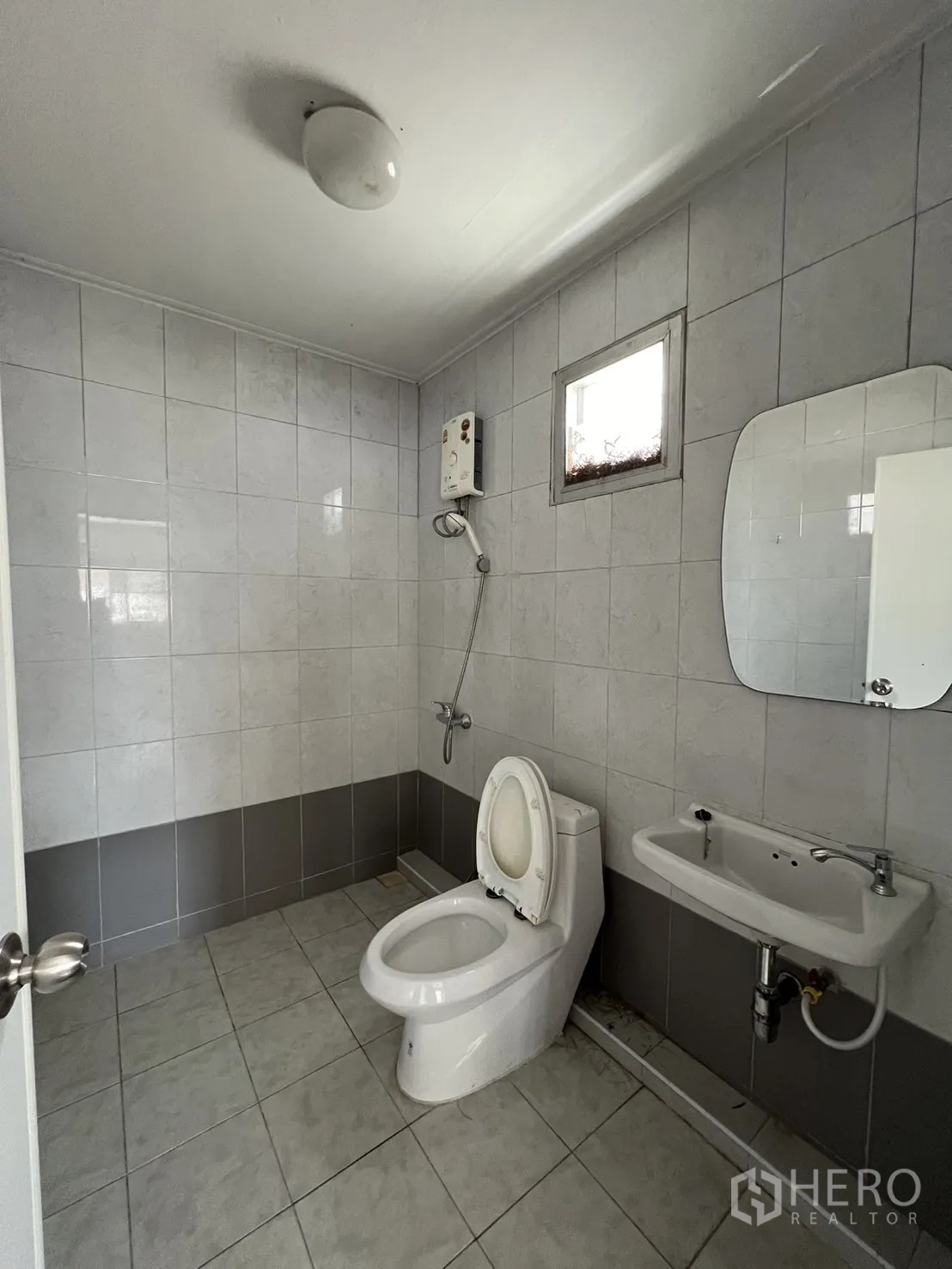 ทาวน์เฮาส์ ให้เช่าในKhlong Toei, Bangkok - ห้องน้ำกระเบื้องเรียบ มีโถสุขภัณฑ์ อ่างล้างหน้า และฝักบัวใต้ช่องแสง