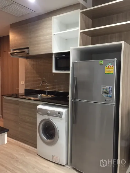 คอนโด ให้เช่าหรือขายในBangkok - เคาน์เตอร์ครัวขนาดกะทัดรัด พร้อมตู้เย็น เครื่องซักผ้า และอ่างล้างจาน