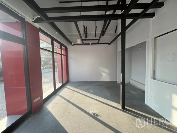 พื้นที่ขายปลีก ให้เช่า - มุมจัดแสดงสินค้า กระจกบานใหญ่และโครงเพดานเปลือยสำหรับติดไฟ.