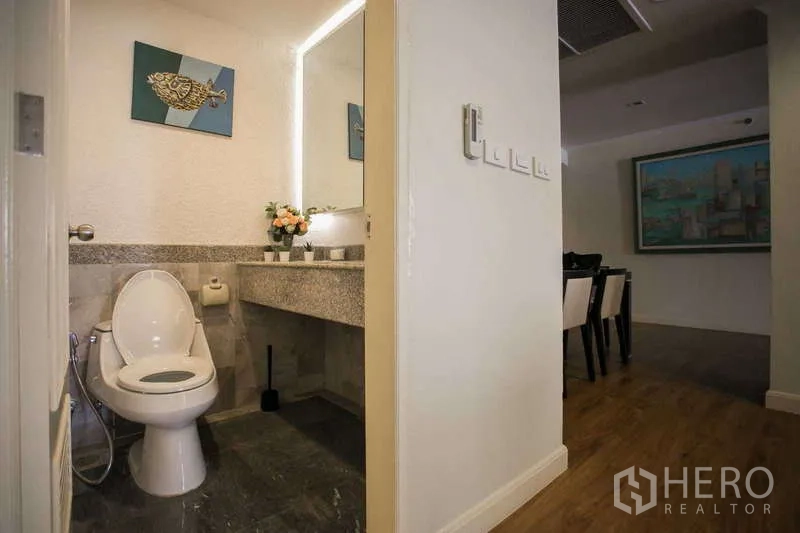 คอนโด ให้เช่าหรือขายในWatthana, Bangkok - ห้องน้ำรับแขก เคาน์เตอร์หินแกรนิต กระจกไฟเรืองแสง และโถสุขภัณฑ์