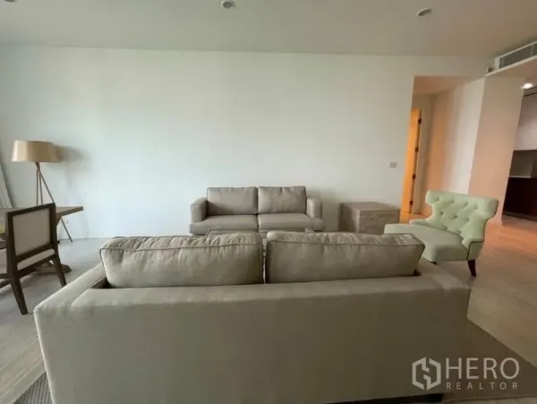 公寓 出租在Pathum Wan, Bangkok - 温馨起居区，双沙发与扶手椅及落地灯，极简风格。