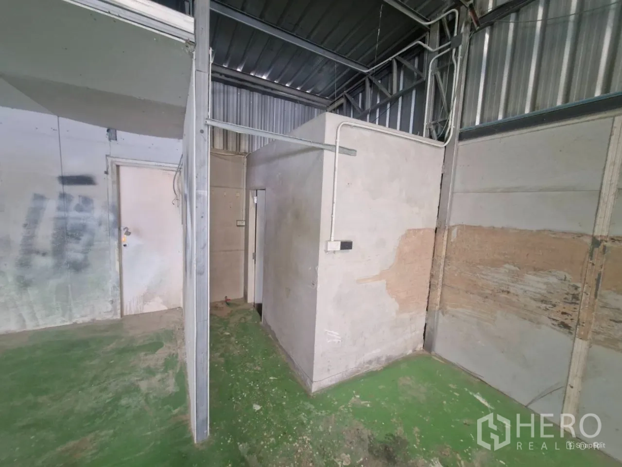 คลังสินค้า ให้เช่าในThung Khru, Bangkok - พื้นที่บริการมีห้องน้ำและห้องซ่อมบำรุงในโกดัง