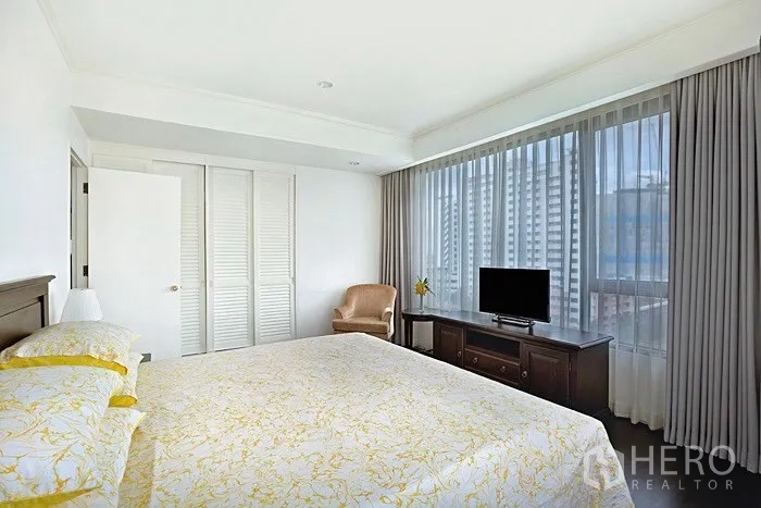 คอนโด ให้เช่าในKhlong San, Bangkok - อีกมุมของห้องมาสเตอร์ มีตู้ทีวี หน้าต่างบานใหญ่ และตู้เสื้อผ้าบานเกล็ดสีขาว