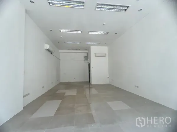 零售空间 出租在Khlong Toei, Bangkok - 明亮的白盒子店铺空间，瓷砖地面、嵌入式日光灯及壁挂空调。