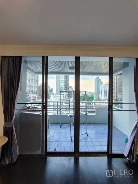 คอนโด ให้เช่าในWatthana, Bangkok - ประตูกระจกบานเลื่อนออกสู่ระเบียงมีหลังคา พร้อมเครื่องซักผ้าและวิวเมือง