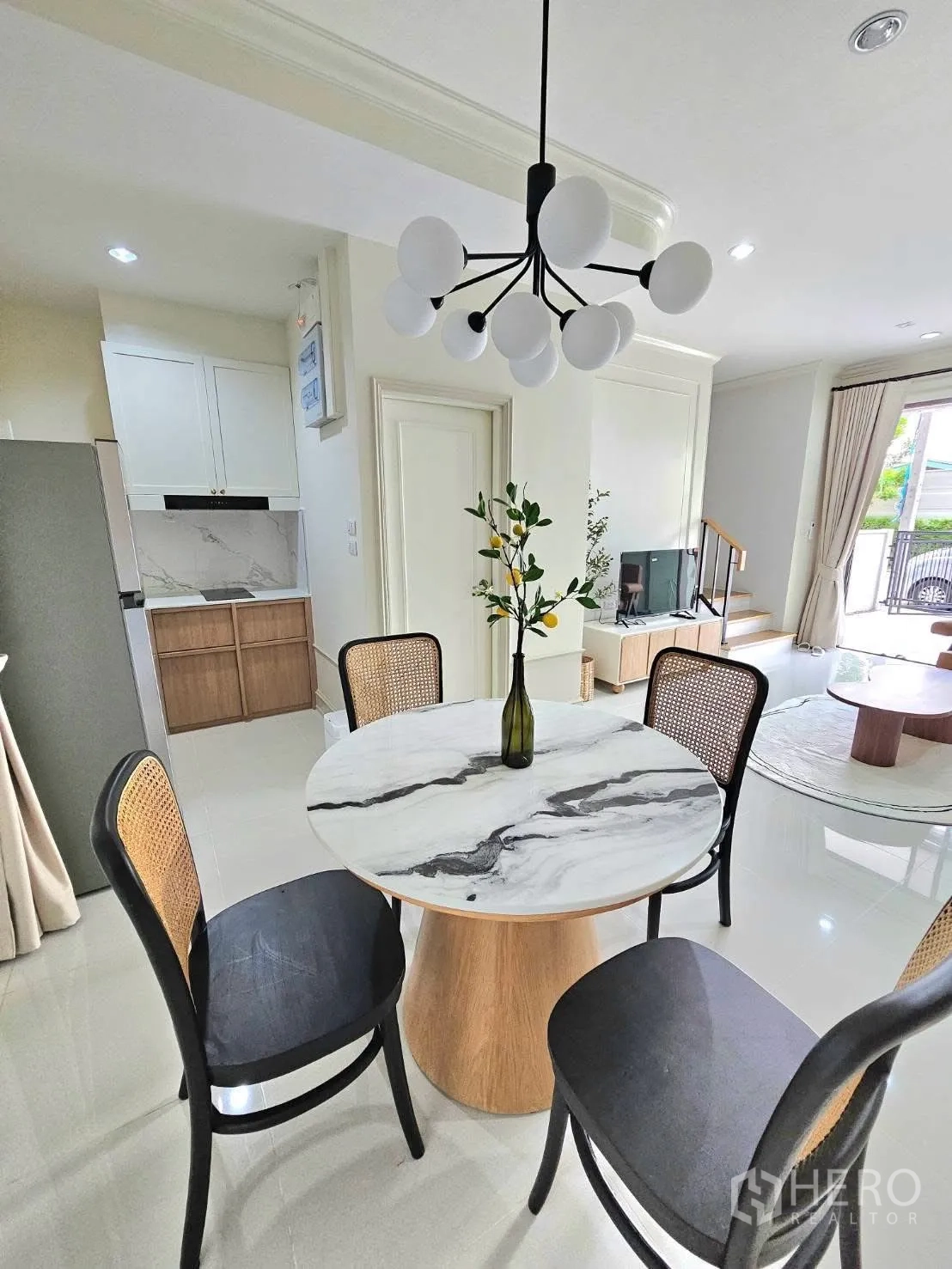 ทาวน์เฮาส์ for rent in Saphan Sung, Bangkok - พื้นที่รับประทานอาหารแบบเปิด เห็นบันไดและชั้นวางทีวี พร้อมโคมไฟสีดำและประตูกระจกบานใหญ่