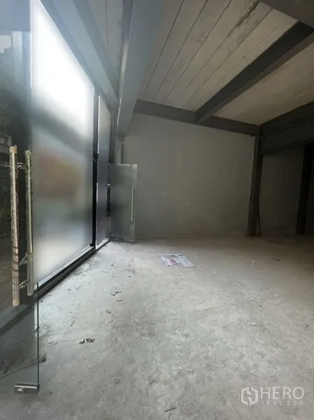 พื้นที่ขายปลีก ให้เช่าในWatthana, Bangkok - พื้นที่ค้าปลีกพื้นคอนกรีต ผนังกระจกฝ้าตั้งแต่พื้นจรดเพดาน พร้อมประตูกระจกทางเข้า