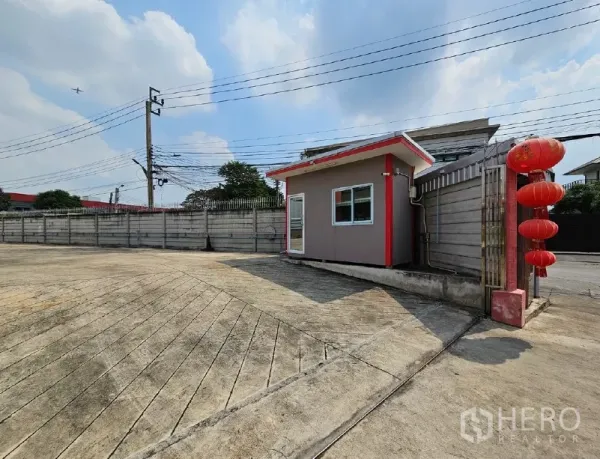 货栈 出租或出售在Lak Si, Bangkok - 门卫室与大门入口，连接混凝土车道