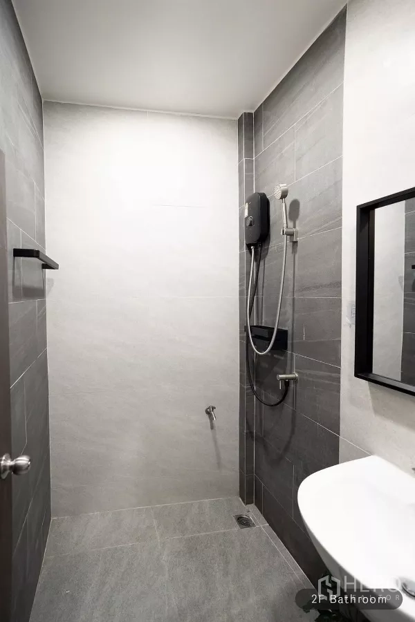 ทาวน์เฮาส์ ให้เช่าในHuai Khwang, Bangkok - พื้นที่อาบน้ำพร้อมเครื่องทำน้ำอุ่นและผนังกระเบื้องสีเทา