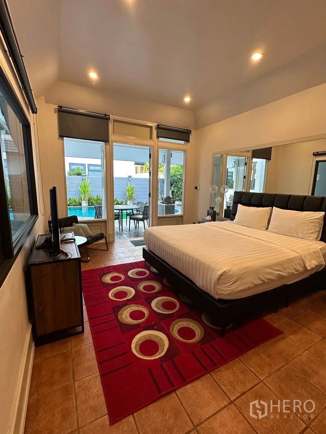 บ้านเดี่ยว for rent in Watthana, Bangkok - ห้องนอนเตียงคิงพรมสีแดง เปิดสู่เฉลียงติดสระ