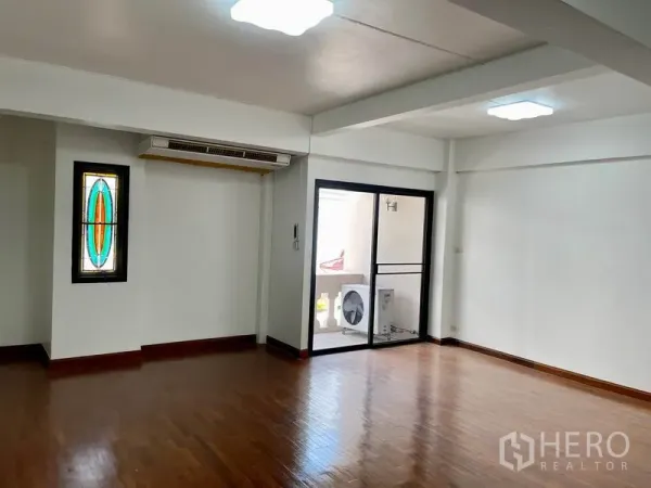 สำนักงานที่บ้าน ให้เช่าในKhlong Toei, Bangkok - ห้องโล่งไม่ตกแต่ง พื้นไม้ ประตูบานเลื่อนกระจกและไฟเพดาน