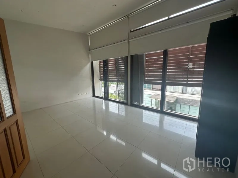 Home Office for rent in Phra Khanong, Bangkok - Bedroom with floor-to-ceiling windows, wood louvers and roller blinds.