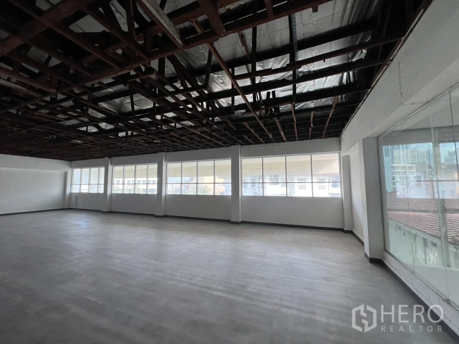 Office Space for rent in Watthana, Bangkok - Perimeter windows bringing city views and daylight into the open office area.