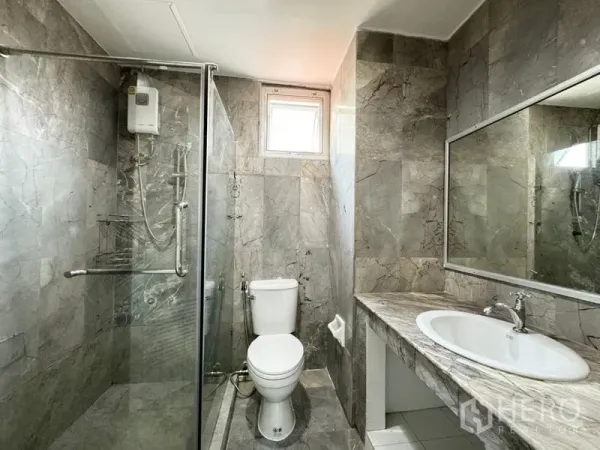 ทาวน์เฮาส์ ให้เช่าหรือขายในSuan Luang, Bangkok - ห้องน้ำโทนหินอ่อนสีเทาพร้อมตู้กระจกกั้นอาบน้ำและเคาน์เตอร์ยาว