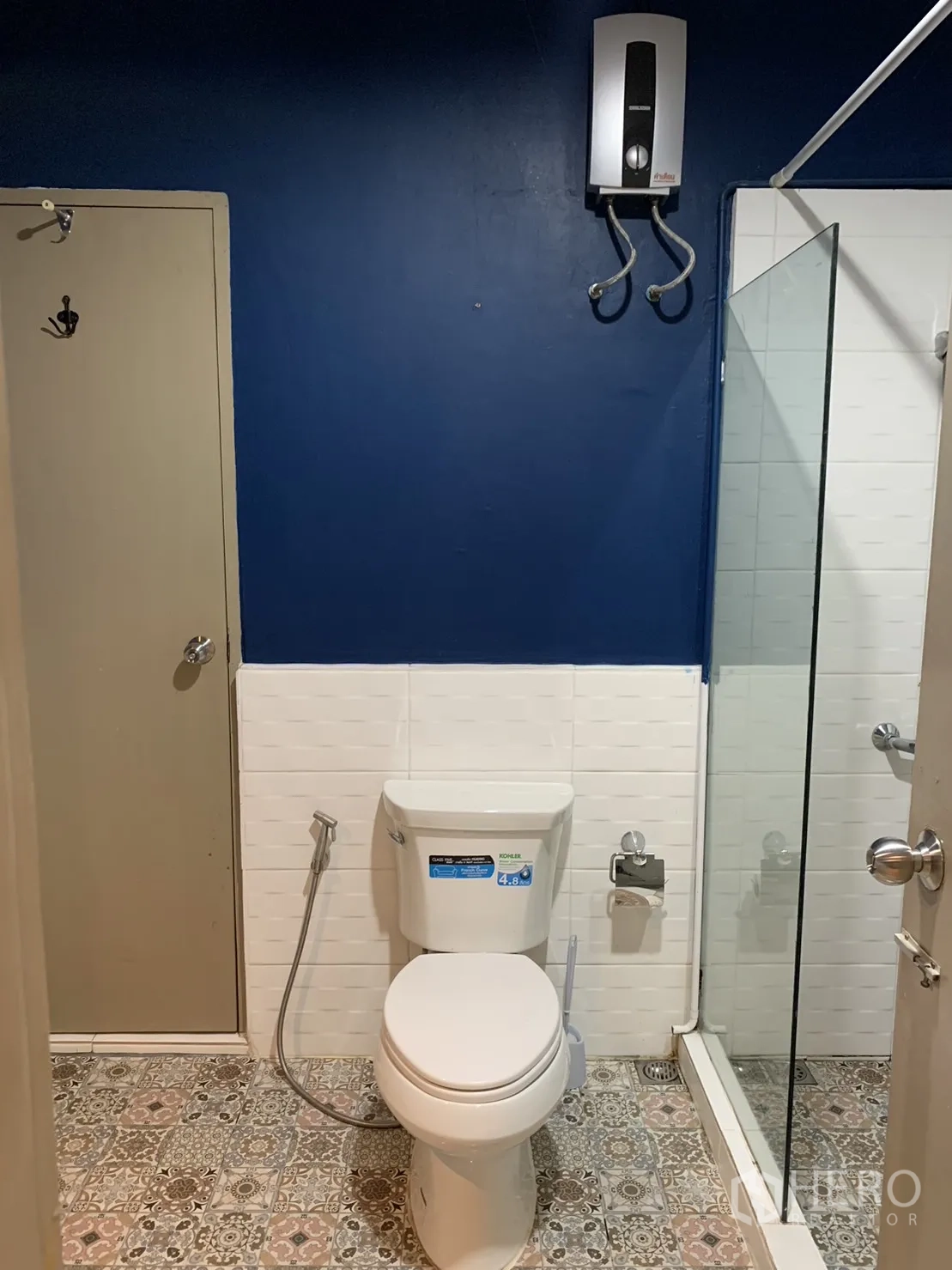 联排别墅 出租在Watthana, Bangkok - 卫生间设玻璃淋浴房、坐便器与热水器。