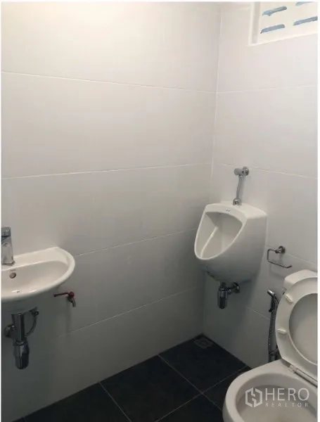 อาคารพาณิชย์ ให้เช่าในWatthana, Bangkok - ห้องน้ำปูกระเบื้องพร้อมอ่างล้างหน้า โถปัสสาวะ และชักโครก