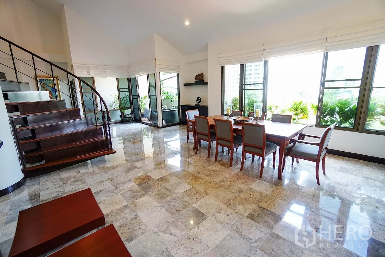 房间 出租在Watthana, Bangkok - 转角餐区，落地窗与通往露台的门。