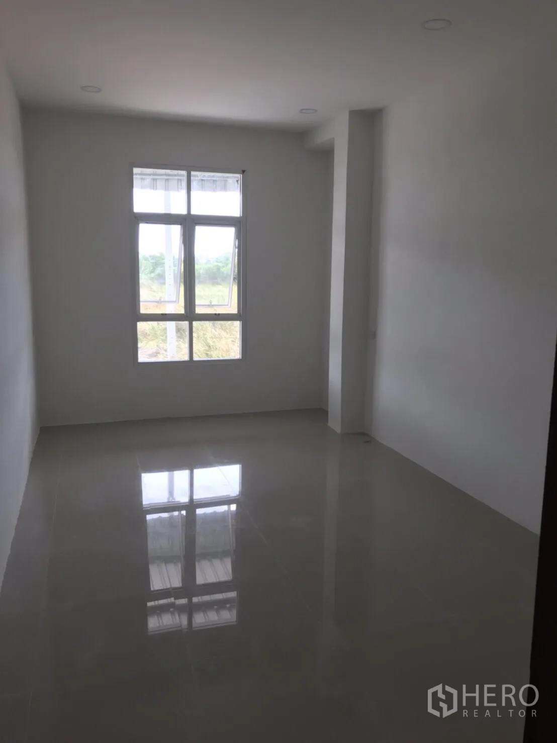 โรงงาน for rent or sale in Mueang Samut Sakhon, Samut Sakhon - ห้องออฟฟิศชั้นบนสว่าง มีหน้าต่างและพื้นกระเบื้องเงา