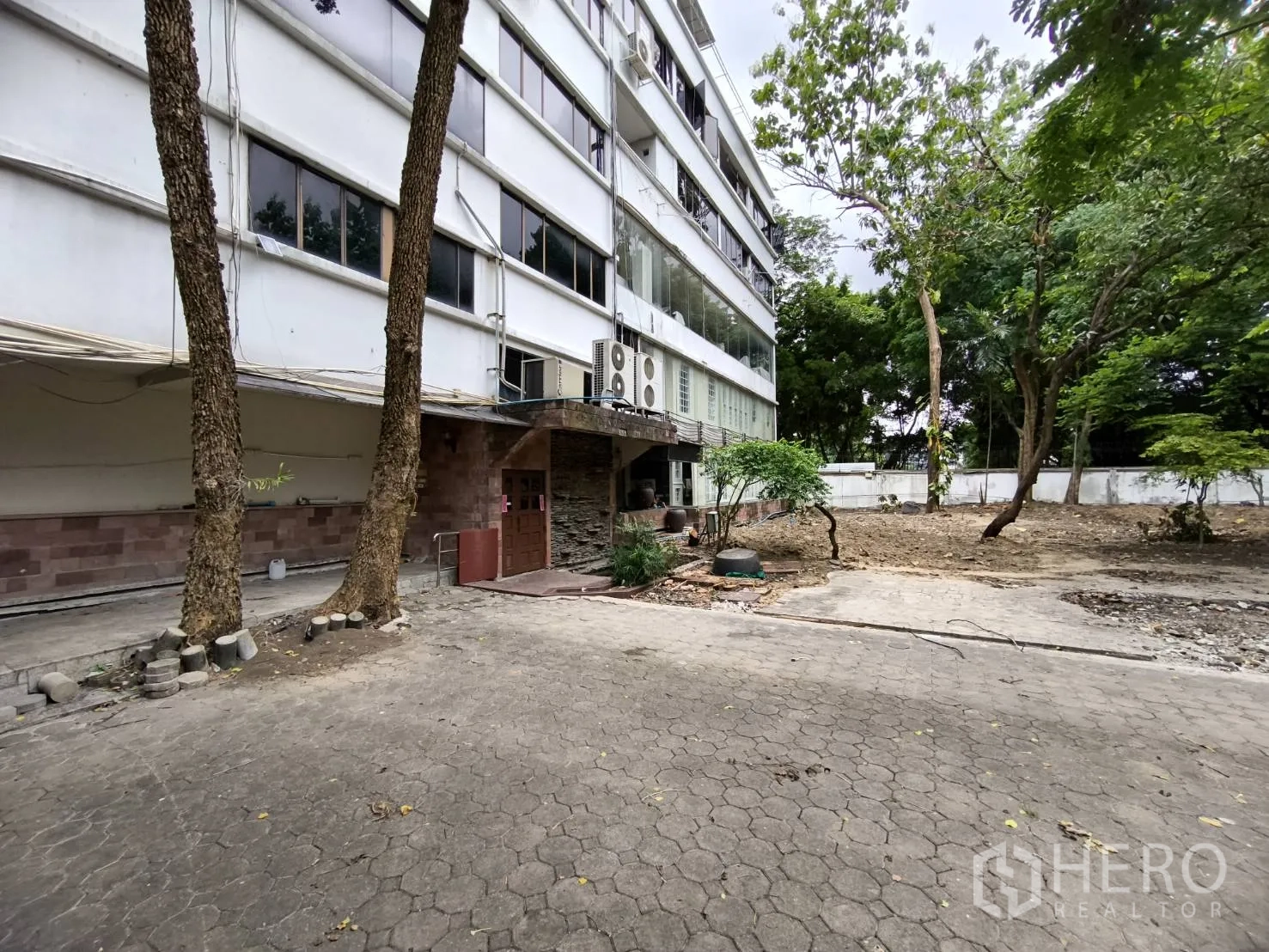 พื้นที่ขายปลีก ให้เช่าในWang Thonglang, Bangkok - ภายนอกอาคารพาณิชย์หลายชั้น มีลานด้านข้าง เครื่องปรับอากาศ และทางเข้า-ออกปูพื้น