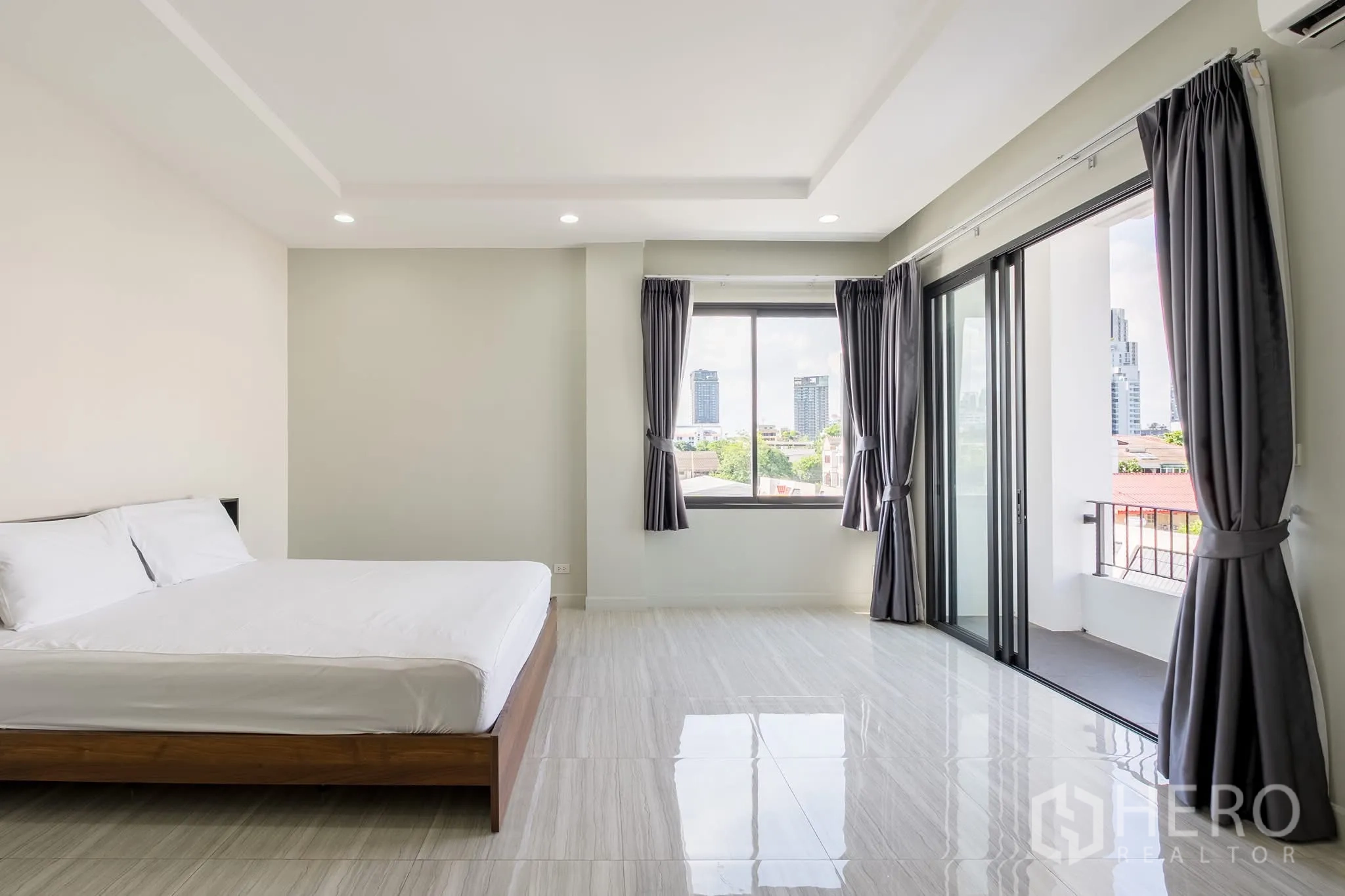 家庭办公室 for rent in Khlong Toei, Bangkok - 宽敞卧室，直通阳台，转角窗户带来城市景观。