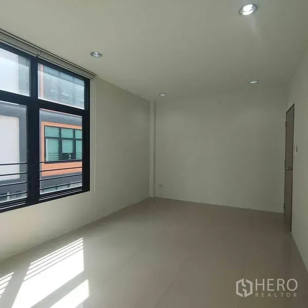 สำนักงานที่บ้าน ให้เช่าในPhra Khanong, Bangkok - พื้นที่อเนกประสงค์กว้าง หน้าต่างบานยาว มองเห็นอาคารฝั่งตรงข้าม