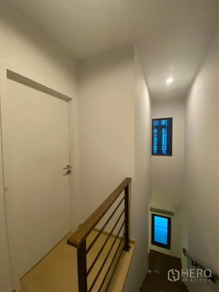 ทาวน์เฮาส์ ให้เช่าในPrawet, Bangkok - โถงบันได ราวจับโลหะ ผนังสีขาว และหน้าต่างแนวตั้ง