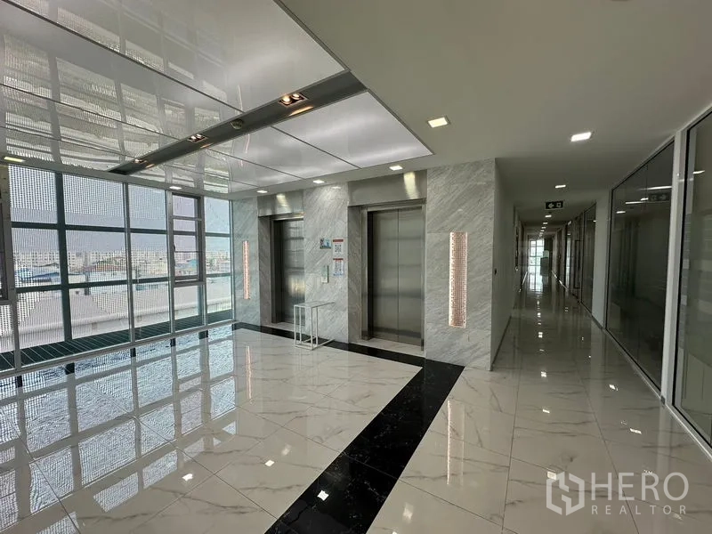 办公空间 出租 - 抛光大理石电梯大堂，双不锈钢电梯与落地窗。