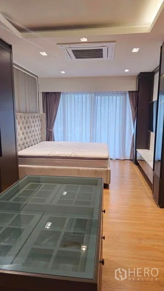 独立式住宅 出售在Sai Mai, Bangkok - 宽敞主卧，落地窗与阳台出入口，木地板。