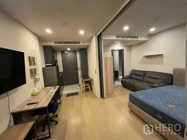 คอนโด ให้เช่าในWatthana, Bangkok - ผังห้องสตูดิโอเห็นเตียง โซฟา ทางเข้าห้อง ครัวเล็ก และพื้นไม้