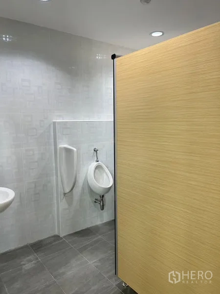 Warehouse for rent in Bang Phli, Samut Prakan - Men’s restroom with urinal, sink and light wood partitions